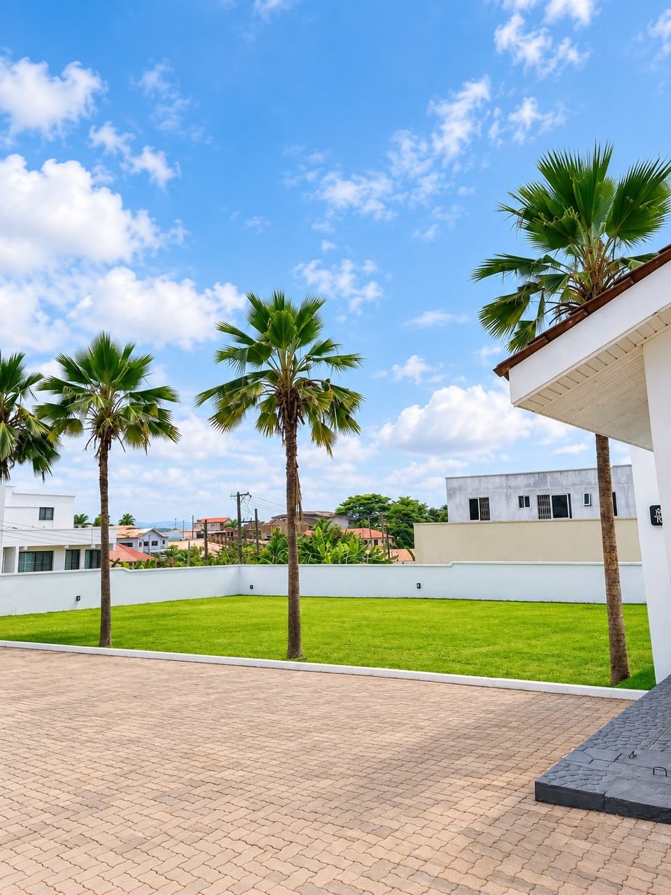 A palm-lined lawn and courtyard at Donna’s Place